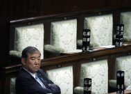 石破在罕见的决选中胜出，继续担任日本首相，但将面临动荡