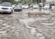 季风雨毁坏了城市的道路