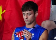 汤姆·戴利(Tom Daley)在奥运会上观看跳水队友比赛时发现了针织