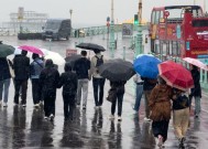 英国气象局发布了严峻的周末洪水预警，称“强雷雨”将袭击数百万人