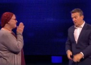 Chase的布拉德利·沃尔什（Bradley Walsh）介入，因为参赛者因巨额奖金而崩溃